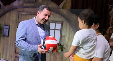 Karaköprü'de çocuklara karne hediyesi maşa ile koca ayı gösterisi oldu