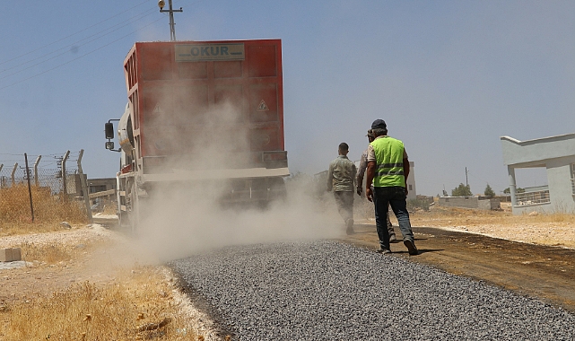 Karaköprü kırsalında yollar sathi kaplama ile yenileniyor (video)