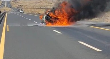 Diyarbakır-Şanlıurfa yolunda otomobil alevlere teslim oldu