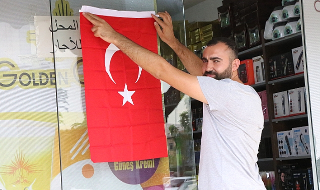 Haliliye’de esnaf ve vatandaşa Türk bayrağı dağıtıldı (video)