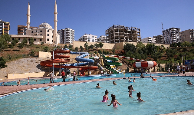 Karaköprülü çocuklar yaşam park havuzunda serinliyor (video)
