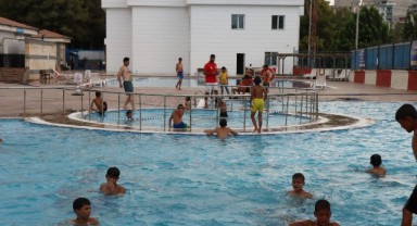 Büyükşehir havuzları yaz boyu doldu taştı (video)