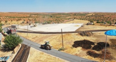 Karaköprü belediyesi kırsal yolları sathi asfaltla yeniliyor (video)