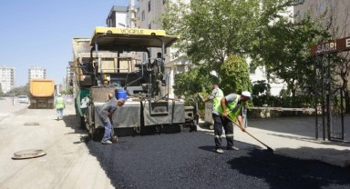 Karaköprü’de yollar sıcak asfaltla yenileniyor (video)