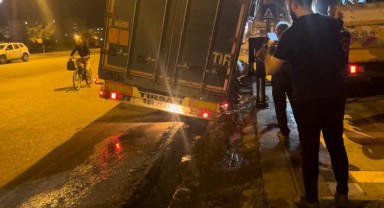 Su yüklü tır yarılan asfalta düştü