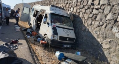 Tarım işçilerini taşıyan minibüs istinad duvarına çarptı: 3 ölü, 17 yaralı (Video)