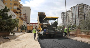 Akpiyar’da yollar sıcak asfaltla yenileniyor (video)