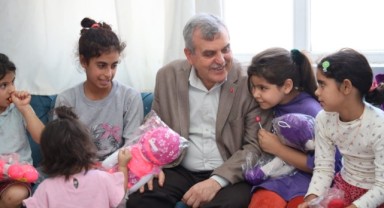 Beyazgül’den ev ziyaretleri, çocuklar togg heyecanı yaşadı (video)