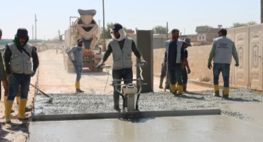 Büyükşehir’den Harran’a beton yol ve sathi kaplama çalışması (Video)
