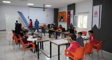 Karaköprü’de çocuklar robotik kodlama kursunda yazılımın temelini öğreniyor (video)