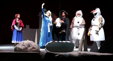 Karaköprü'de çocuklar tiyatro gösterisiyle doyasıya eğlendi (video)