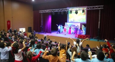 Pinokyo Karaköprü'de Çocuklara Tiyatro Keyfi Yaşattı