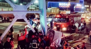 Şanlıurfa'da Üst geçidin ayağına çarpan otomobildeki 2 kişi öldü