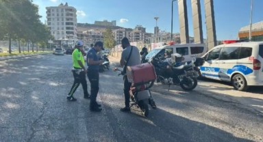 Şanlıurfa Polisi 3 kişiye ve 24 araca idari işlem yaptı.