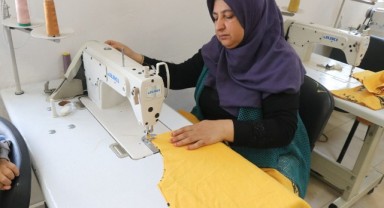 Şanlıurfalı kadınlar ihtiyaç sahibi aileler için kıyafet dikiyor (video)