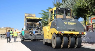 Karaköprü’de yollar sıcak asfaltla yenileniyor (video)