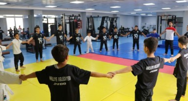 Sporla tanışan gençler Canpolat’a teşekkür ediyor (video)