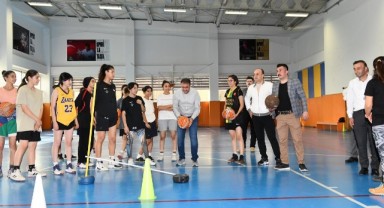 Vali Şıldak gençlik ve spor tesislerini inceledi, gençlerle buluştu (video)