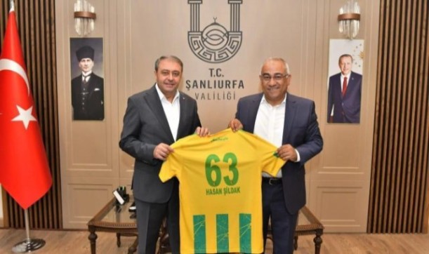 Vali Şıldak'a Şanlıurfaspor forması hediye etti.