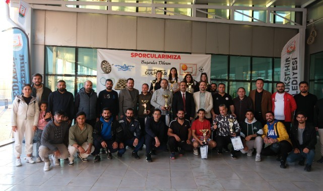 Cumhuriyet Bayramına özel olarak düzenlenen Tenis turnuvasında ödüller sahiplerini buldu (video)