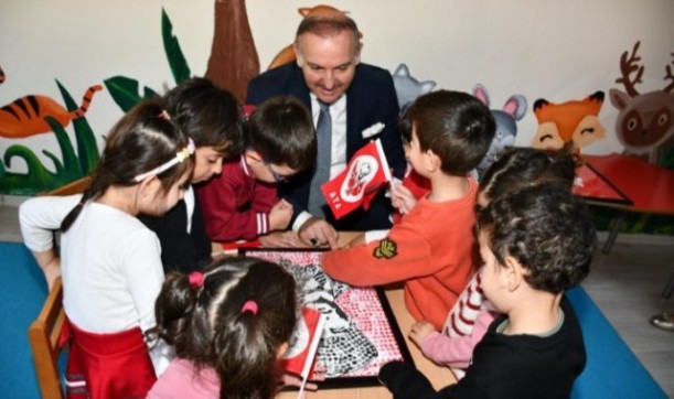Rektör Güllüoğlu,Çocuklara Cumhuriyet'in değerlerini anlattı