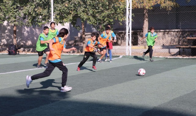Kız ve erkek çocuklarının adresi: Futbol kursu (video)