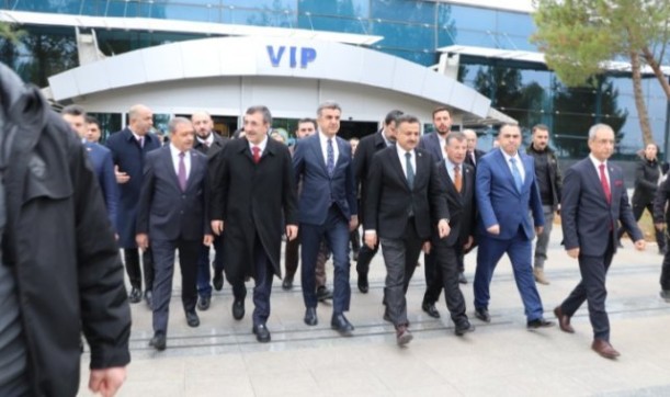 Günbeği, Cumhurbaşkanı Yardımcımız Cevdet Yılmaz' havaalanında karşıladı.