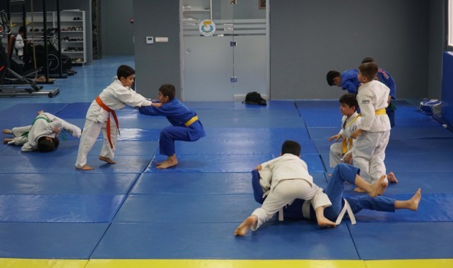 Haliliye Belediyesi’nin minik sporcularından Canpolat’a teşekkür (video)