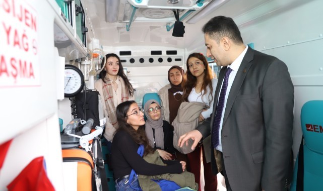 Sağlık müdürü Solmaz Fuarda Öğrencilere Ambulansı tanıttı (video)