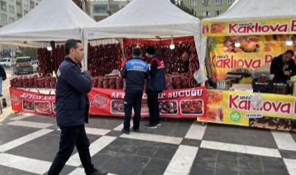 Şanlıurfa büyükşehir belediyesi zabıtasından sahte sucuk operasyonu (Video)