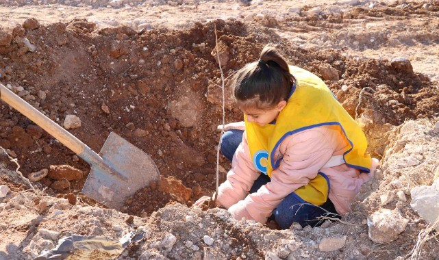 Karaköprü’de Yeşil Gelecek İçin Adım: Kırsalda Fidan Dikimi ve Dağıtımı Yapıldı!