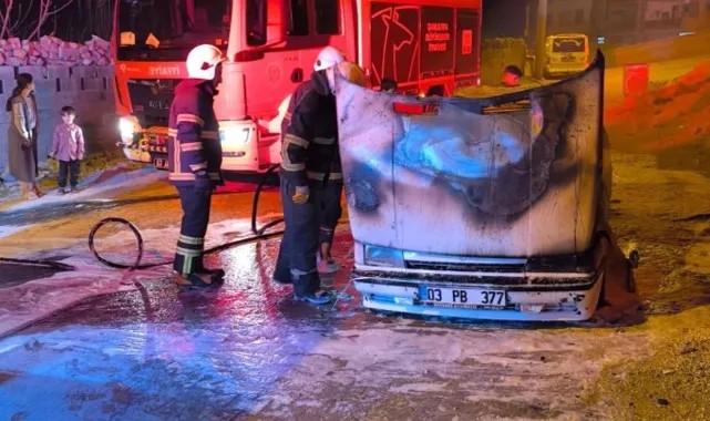 Şanlıurfa Eyyübiye'de Binek Araçta Yangın Paniğe Neden Oldu