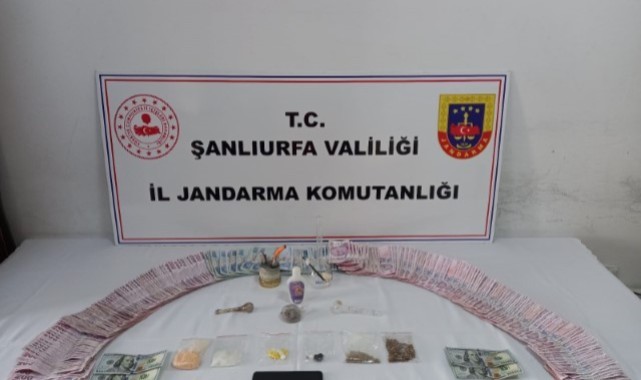 Karaköprü'de Narkotik Operasyonu: Kilolarca Uyuşturucu ve Yüklü Para Ele Geçirildi