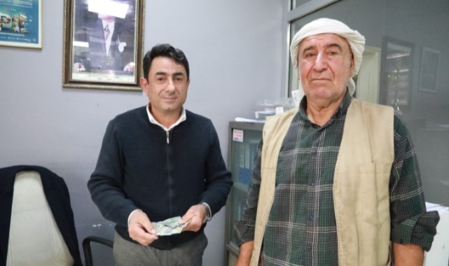 Örnek Davranış! İki Kadın, PTT’de Buldukları Dolarları Sahibine Ulaştırdı