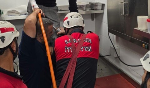 Şanlıurfa Karaköprü’de Korkutan İş Kazası! Eli Sıkışan Vatandaş Kurtarıldı