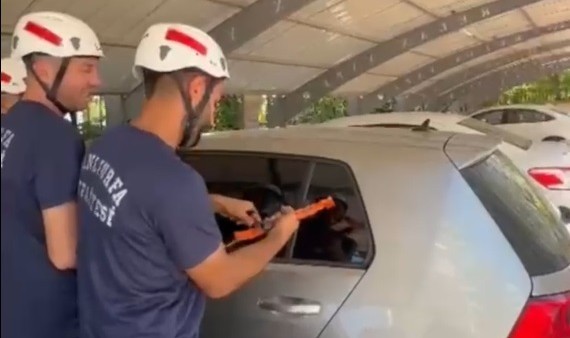Şanlıurfa’da Araçta Mahsur Kalan Bebek İtfaiye Tarafından Kurtarıldı