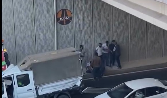 Şanlıurfa’da Belediye Aracı ile Pikap Çarpıştı, Ortalık Karıştı