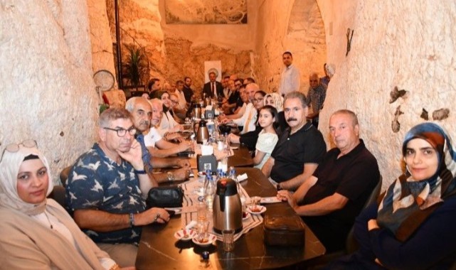 Şanlıurfa’da Edebiyat ve Bilim Rüzgarı: Prof. Dr. Güllüoğlu Yazarlarla Bir Araya Geldi
