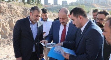 Şanlıurfa’da Şehir Hastanesi Yolunda Sıcak Asfalt Serimi Hızla Sürüyor