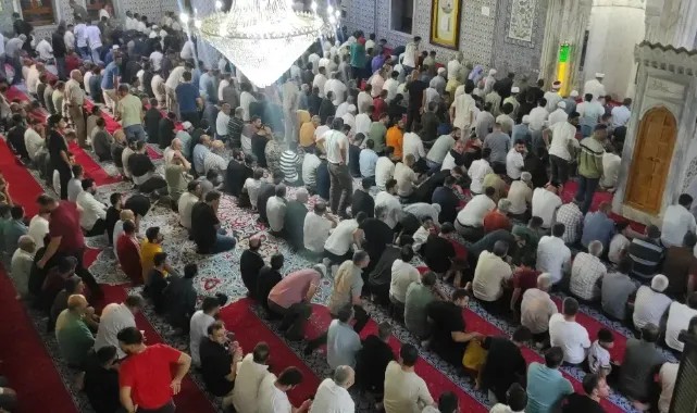 Şanlıurfa’da Vatandaşlar Mevlid Kandilinde Bir Araya Geldi!
