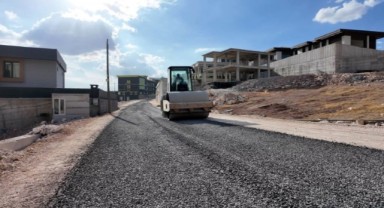 Şanlıurfa Karaköprü Mahallelerinde Güvenli Ulaşım İçin Yol Yenileme!
