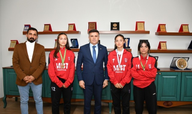 Tarih Yazdılar! Suruç’un Genç Kız Hokey Takımı Zirveye Çıktı!