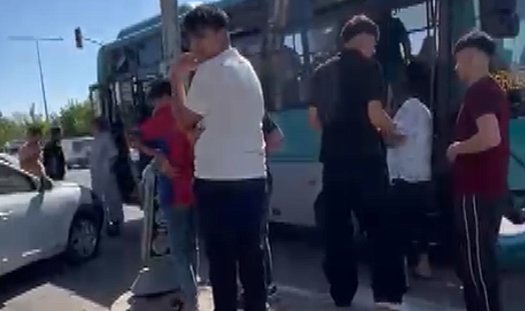 Şanlıurfa’da Trafik Birbirine Girdi: Otomobil İle Otobüs Çarpıştı