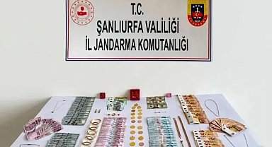 Şanlıurfa’da Şüpheli Araçtan Servet Çıktı! Çok Sayıda Altın Ve Döviz Ele Geçirildi