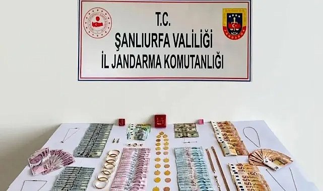 Şanlıurfa’da Şüpheli Araçtan Servet Çıktı! Çok Sayıda Altın Ve Döviz Ele Geçirildi